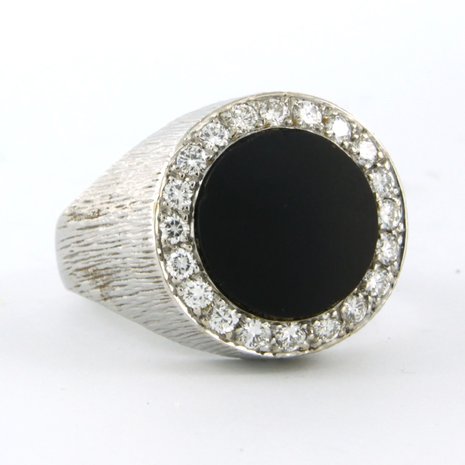 18k witgouden herenring bezet met onyx en aan entourage briljant geslepen diamant tot. 0,50ct