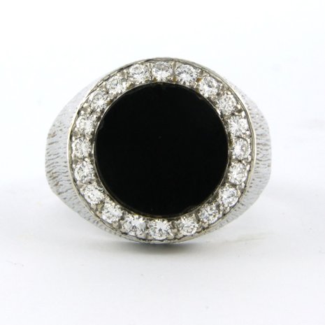 18k witgouden herenring bezet met onyx en aan entourage briljant geslepen diamant tot. 0,50ct