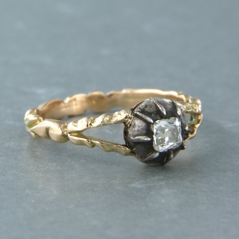 14 kt yellow gold ring with Z2 silver head set with Bolshevik cut diamond tot. 0.35ct