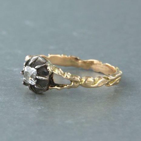 14 kt yellow gold ring with Z2 silver head set with Bolshevik cut diamond tot. 0.35ct