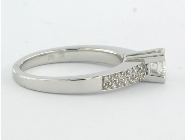 18 kt white gold ring set with brilliant cut diamonds. 0.40ct