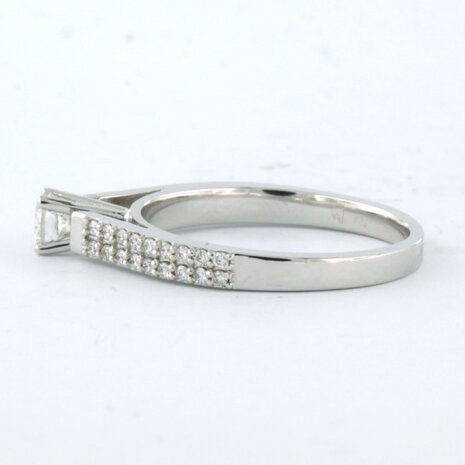 18k wit gouden ring bezet met centraal een briljant geslepen diamant 0.26 ct en briljant geslepen diamanten 0,12ct