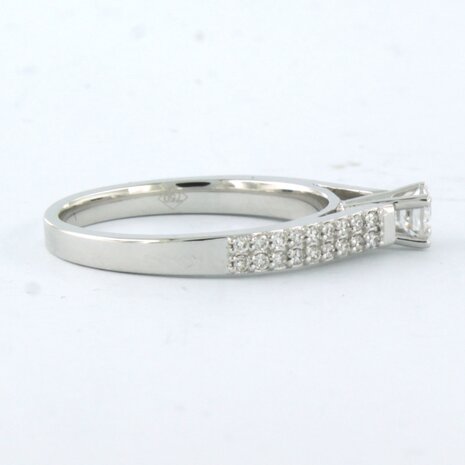 18k wit gouden ring bezet met centraal een briljant geslepen diamant 0.26 ct en briljant geslepen diamanten 0,12ct