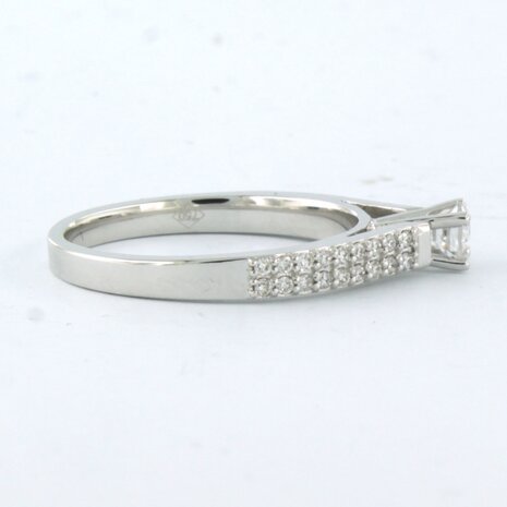 18 kt white gold ring set with a central brilliant cut diamond 0.26 ct and brilliant cut diamonds 0.12 ct