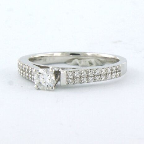 18k wit gouden ring bezet met centraal een briljant geslepen diamant 0.26 ct en briljant geslepen diamanten 0,12ct