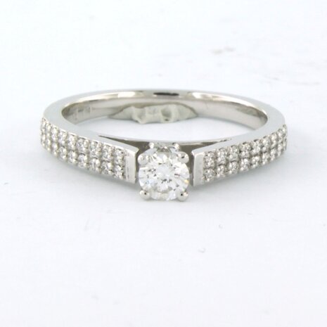 18k wit gouden ring bezet met centraal een briljant geslepen diamant 0.26 ct en briljant geslepen diamanten 0,12ct