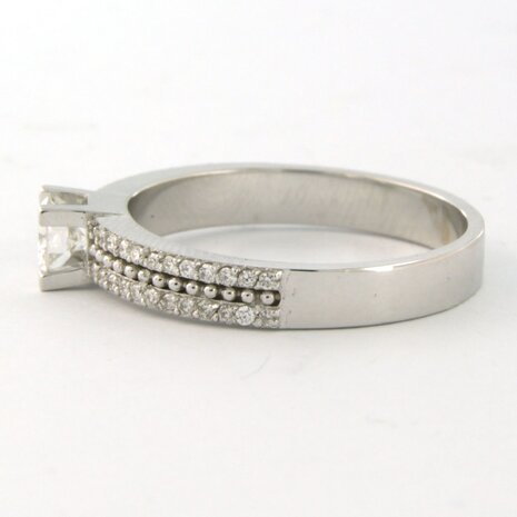 18 kt white gold ring set with brilliant cut diamonds. 0.31 ct and brilliant cut diamonds 0.18 ct
