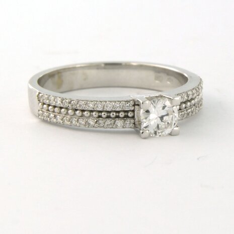 18k wit gouden ring bezet met briljant geslepen diamant tot. 0,31ct en briljant geslepen diamanten 0.18 ct
