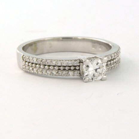 18 kt white gold ring set with brilliant cut diamonds. 0.31 ct and brilliant cut diamonds 0.18 ct