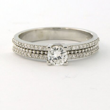 18 kt white gold ring set with brilliant cut diamonds. 0.31 ct and brilliant cut diamonds 0.18 ct