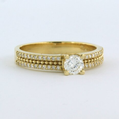 18k geel gouden ring bezet met briljant geslepen diamant 0.32 ct en briljant geslepen diamanten 0,14 ct