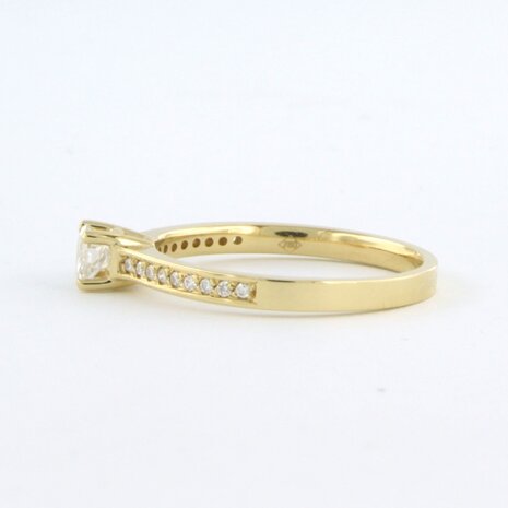 18k geel gouden ring bezet met briljant geslepen diamant 0.29 ct en briljant geslepen diamanten 0.10 ct