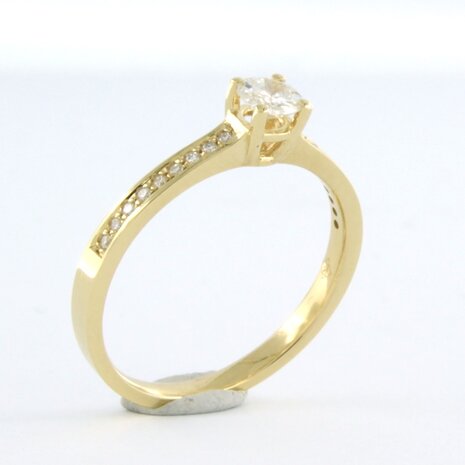 18 kt yellow gold ring set with brilliant cut diamond 0.29 ct and brilliant cut diamonds 0.10 ct