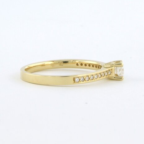 18 kt yellow gold ring set with brilliant cut diamond 0.29 ct and brilliant cut diamonds 0.10 ct