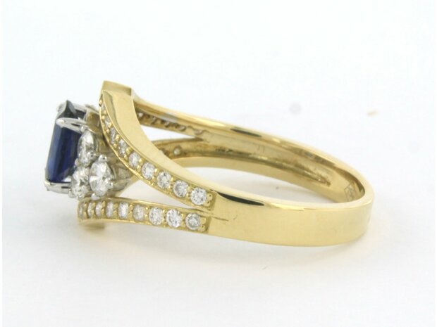 18 kt bicolor gold ring with sapphire 0.69 ct and brilliant cut diamond 0.70 ct
