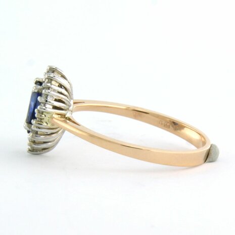 18k bicolor gouden entourage ring met saffier 0.65 ct en briljant geslepen diamanten 0,26ct