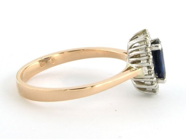 18k bicolour gouden entourage ring met saffier 0.92 ct en briljant geslepen diamant 0.26 ct