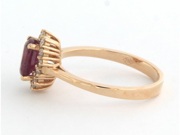 18k rose gouden entourage ring met robijn 1.05 ct en  briljant geslepen diamant 0.26 ct
