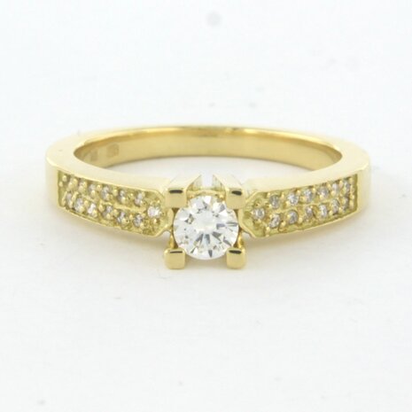 18k geel gouden ring bezet met briljant geslepen diamant 0,23ct en briljant geslepen diamanten 0.10 ct