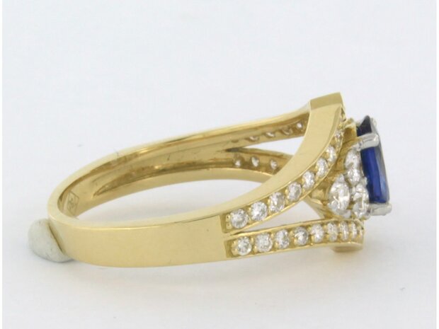 18 kt bicolour gold ring with central sapphire and brilliant cut diamond 0.64 ct