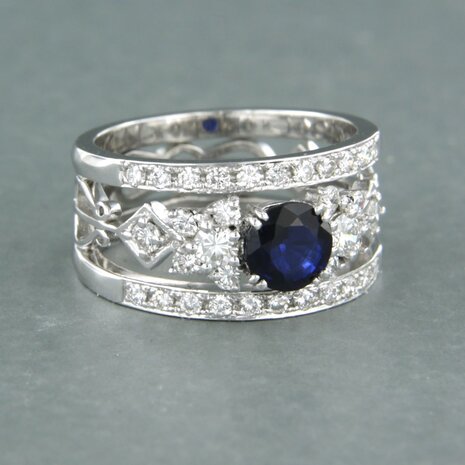 14 kt white gold ring with central sapphire and brilliant cut diamond 0.70 ct