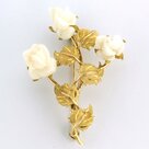 18k-gouden-broche-bezet-met-witte-koraal-in-bloem-kop-geslepen