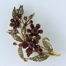 18k-geel-goud-tak-broche-bezet-met-robijn-en-diamanten-tot.-050ct