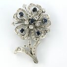 14k-witgouden-broche-in-een-vorm-van-een-bloem-bezet-met-saffier-en-briljant-geslepen-diamanten