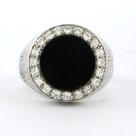 18k-witgouden-herenring-bezet-met-onyx-en-aan-entourage-briljant-geslepen-diamant-tot.-050ct