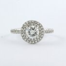 14k-witgouden-ring-bezet-met-centraal-een-briljant-geslepen-diamant-061ct-en-briljant-geslepen-diamanten-039ct