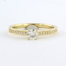 18k-geel-gouden-ring-bezet-met-briljant-geslepen-diamant-0.29-ct-en-briljant-geslepen-diamanten-0.10-ct