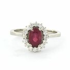 18K-WIT-GOUDEN-ENTOURAGE-RING-MET-ROBIJN-1.27-CT-EN-BRILJANT-GESLEPEN-DIAMANT-0.28-CT