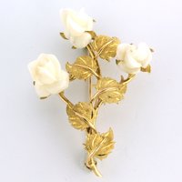 18k gouden broche bezet met witte koraal in bloem kop geslepen